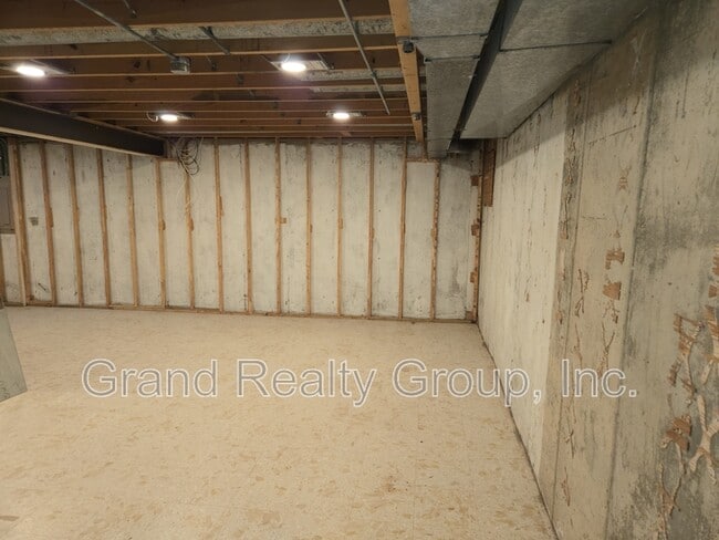 Building Photo - 39875 N Golf Ln