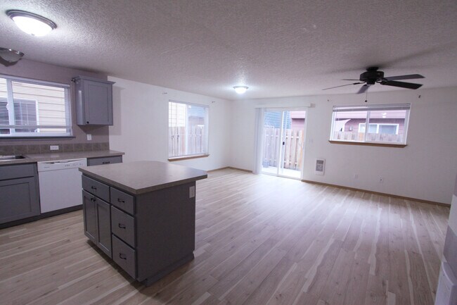 Building Photo - 455 Donna Dr