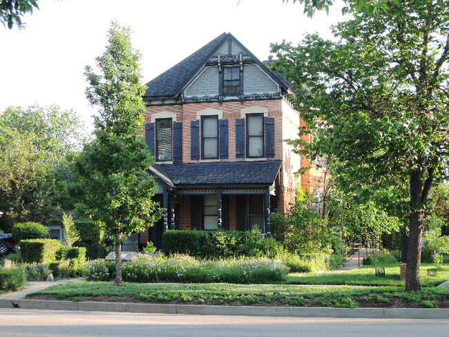 Building Photo - 334 E Mulberry St