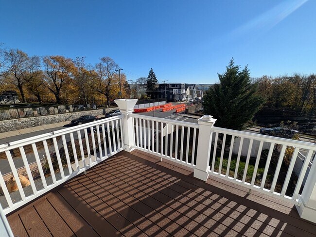 Building Photo - 103-105-105 Homer St