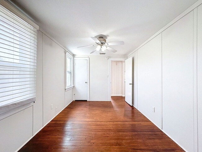 Building Photo - 2649 1/2 Dartmouth Ave N