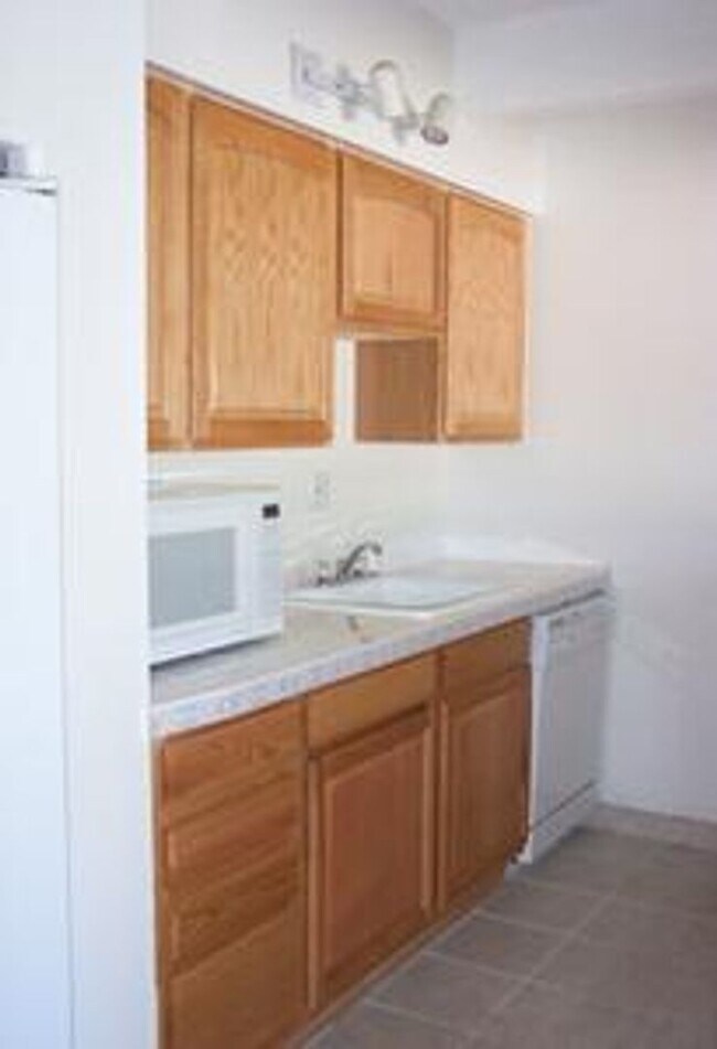 Building Photo - Fully Furnished 3-bed Apartment for Rent Just 1 Block South of Campus