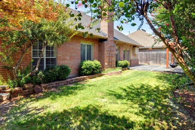 Building Photo - 3 Bedroom Home - Ridglea Country Club Estates