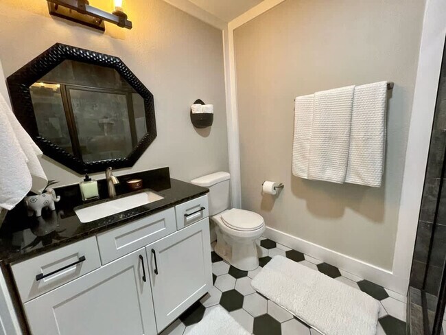 Building Photo - 104 SE 12th St