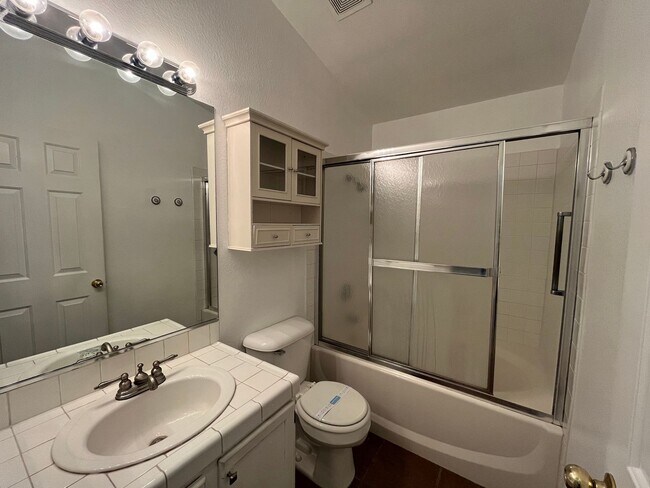 Building Photo - Fantastic 2 Bedroom Condo with Attached Ga...