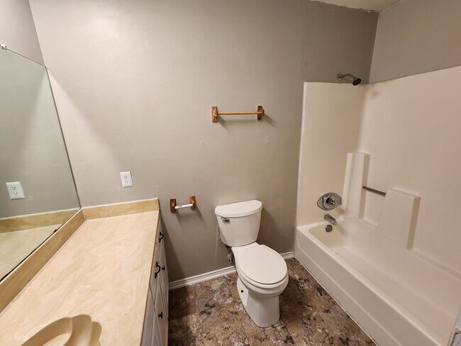Building Photo - Classic 3 bedroom in Haltom City