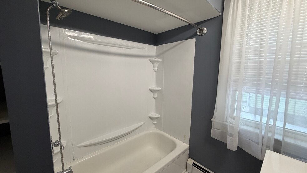 Building Photo - 554 Dubuque St