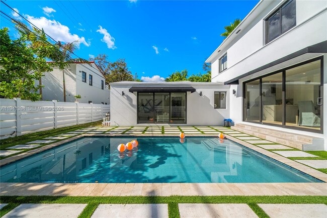 Building Photo - 600 NE 57th St