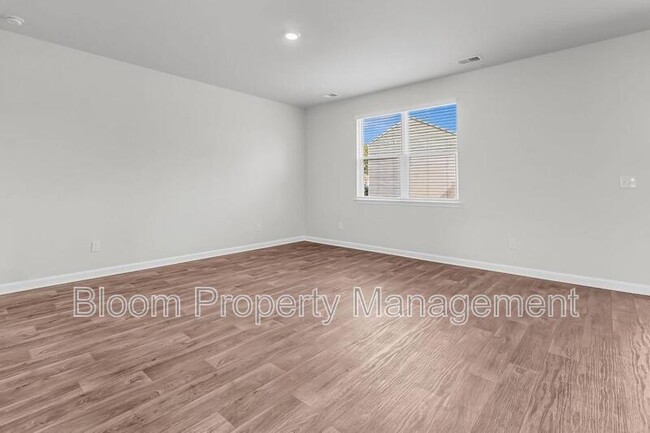 Building Photo - 602 Solar Ct