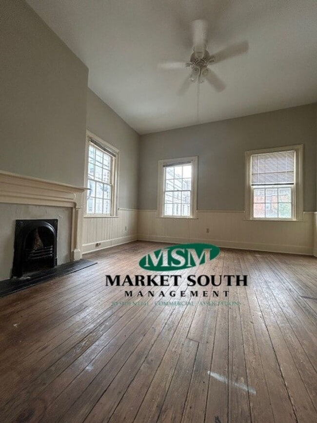 Building Photo - HISTORIC DOWNTOWN ONE BEDROOM!