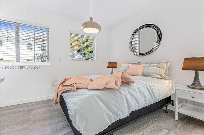 Building Photo - 557 Michigan Ave