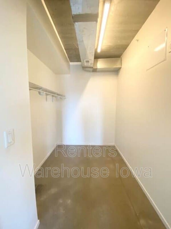Building Photo - 350 E Locust St