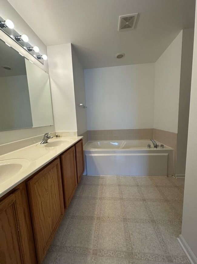 Building Photo - Move-In Ready 3Br 2Ba