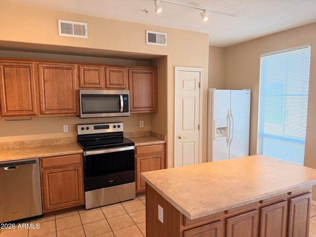 Building Photo - 18250 N Cave Creek Rd
