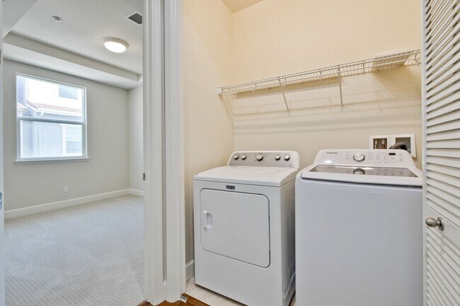 Building Photo - Excellent 4 Bed 2.5 Bath Town Home!