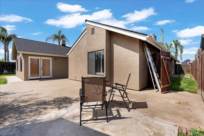 Building Photo - This home is loaded with upgrades and space in North Hanford.  Call today!