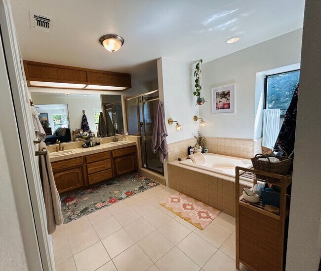 Building Photo - Spacious 4 Bedroom Home in Gated Somerset Hills – 3-Car Garage & Large Backyard