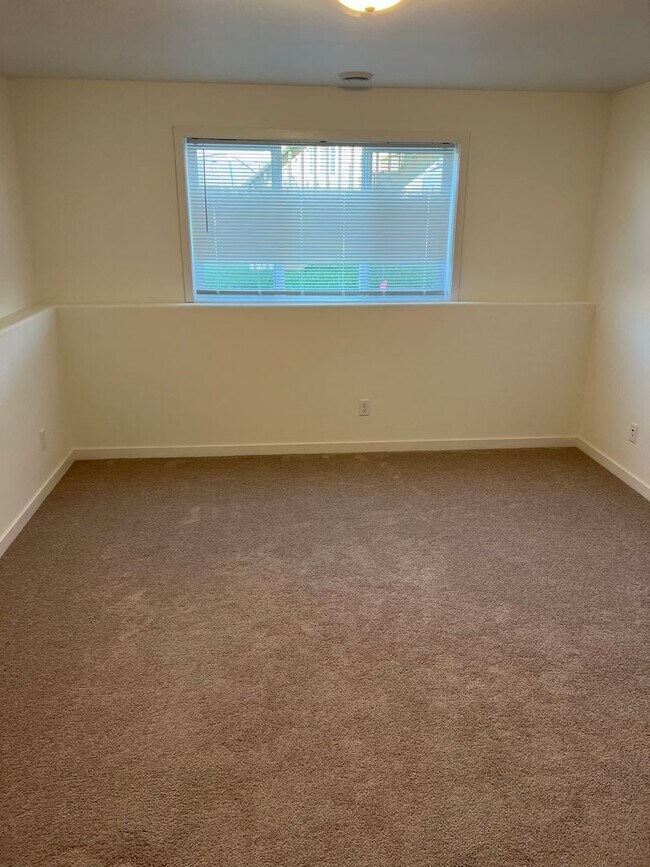 Building Photo - 3 Bed 2 Bath Single Family Home