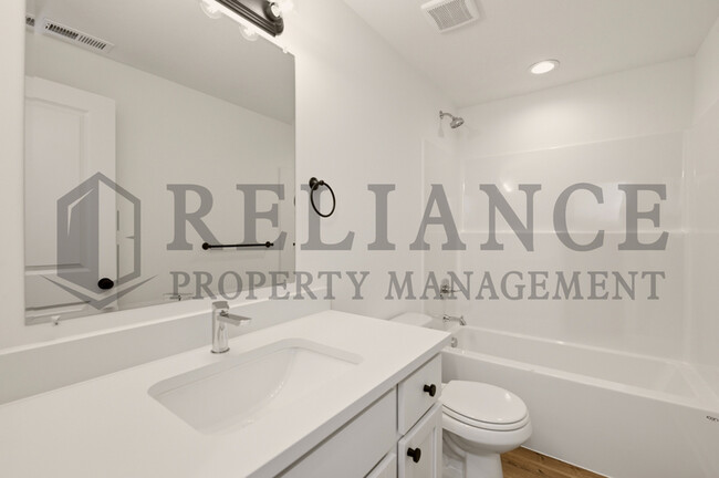 Building Photo - 5240 N Pinecrest Ct