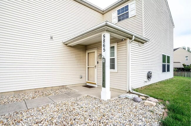 Building Photo - 5865 Summerlawn Dr