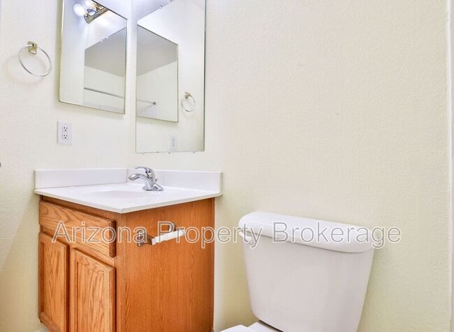 Building Photo - 1025 E Palomino Way