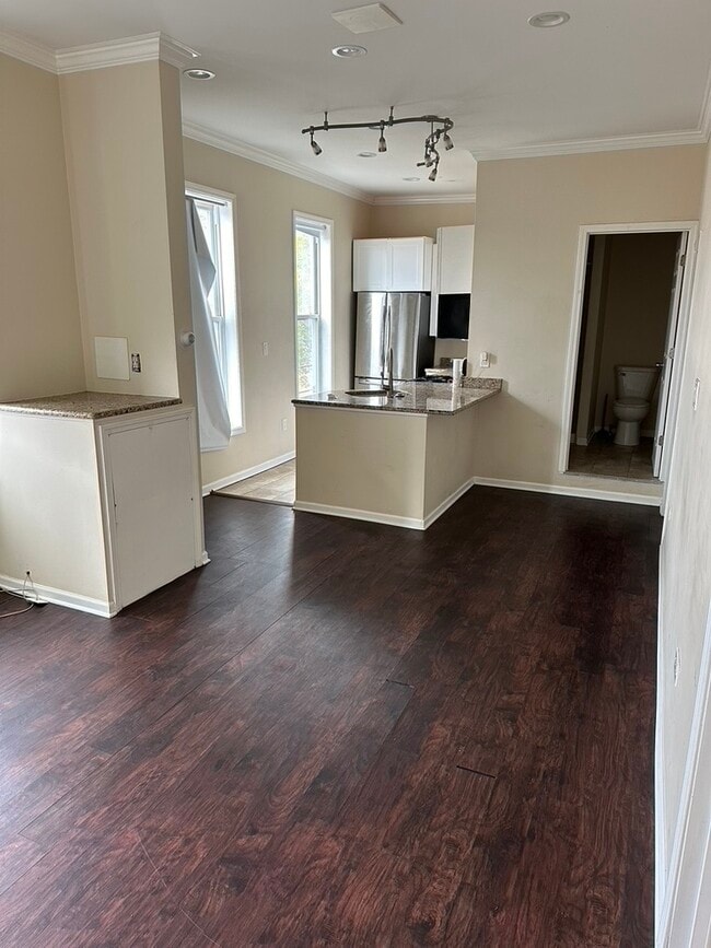 Building Photo - 321 W 24th St