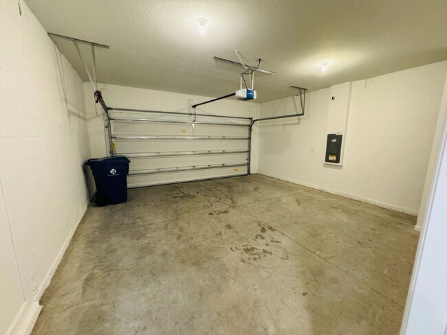 Building Photo - Spacious 4 Bedroom/3 Bath (larger sq.feet ...