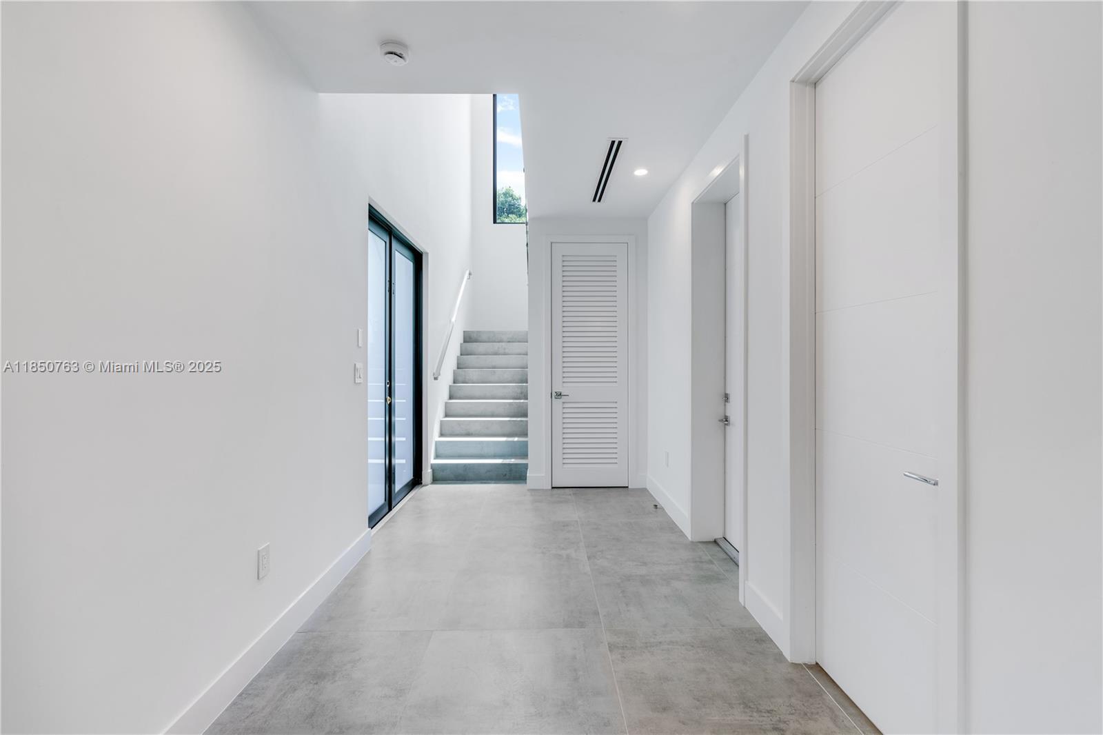 Building Photo - 2840 SW 32nd Ct