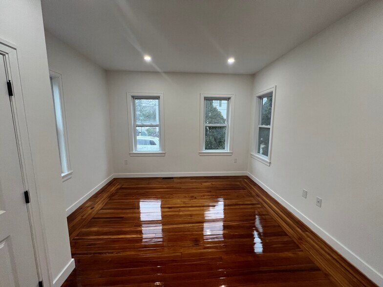 Building Photo - 82 Albertina St