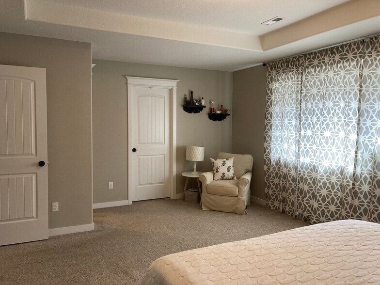 Primary bedroom - 608 E Taylor Dr