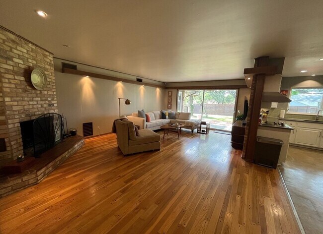 Building Photo - 2710 Marlborough Dr
