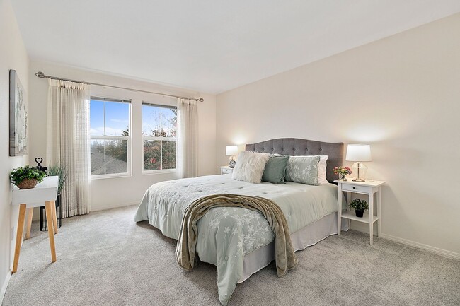 Building Photo - 3bd/2.5ba Bellevue Condo