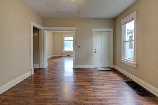 Building Photo - SL AAC1228