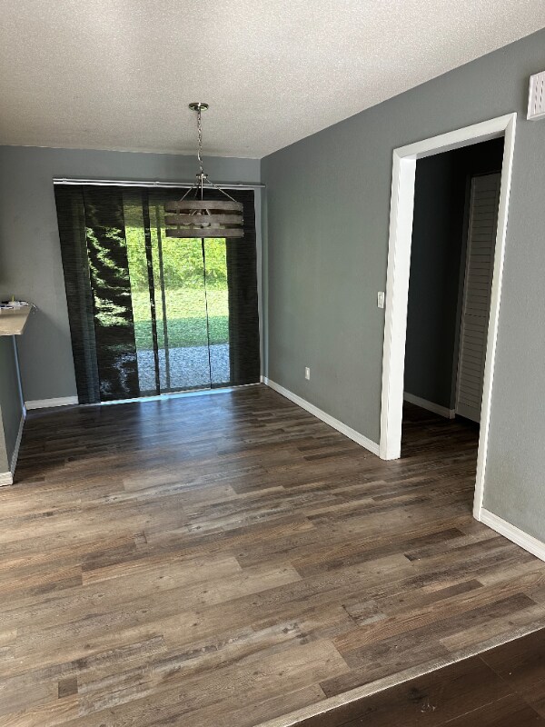 Building Photo - 2928 Pine Tree Dr