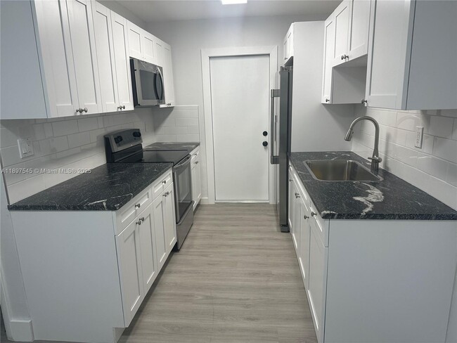 Building Photo - 6910 Bay Dr