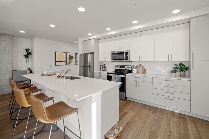 2BR, 2BA - 1082SF - Kitchen - Riverfront Everett
