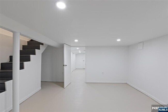 Building Photo - 676 Chestnut St