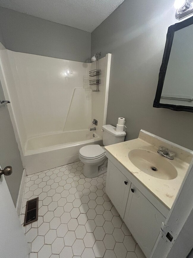 Building Photo - 408 Horne St