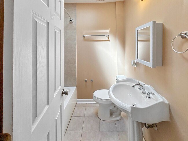 Building Photo - Beautifully Charming 3 Bedroom Home Available Now in Baltimore