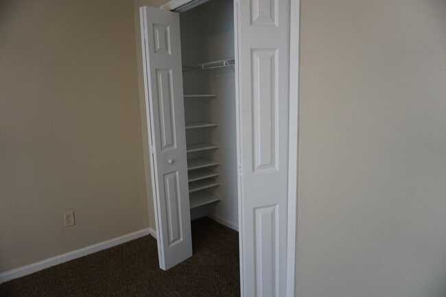 Building Photo - Spacious town home in west Jacksonville