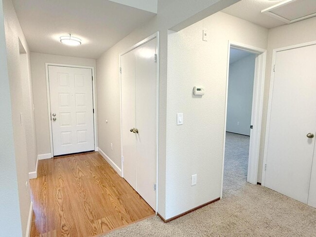 Building Photo - BRIGHT TOP FLOOR 2 BEDROOM CONDO ! Vaulted...