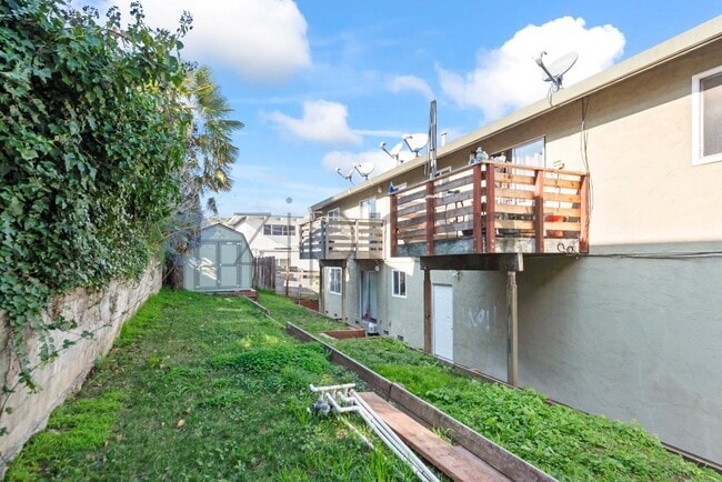 Building Photo - 6000 Bayview Ave