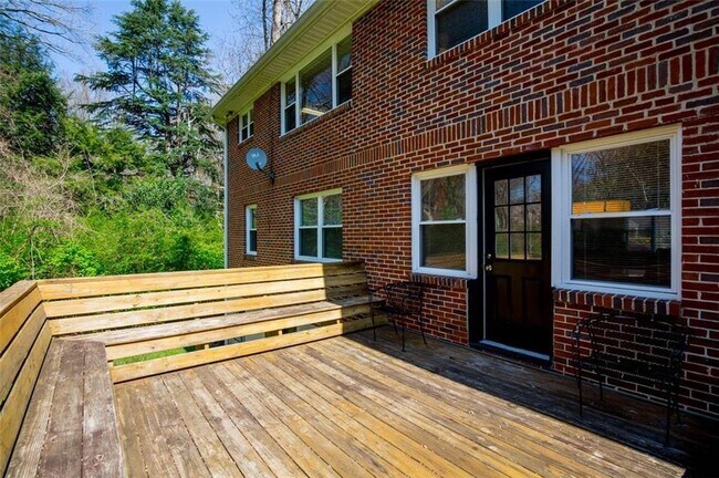 Building Photo - 1536 Beech Valley Way NE