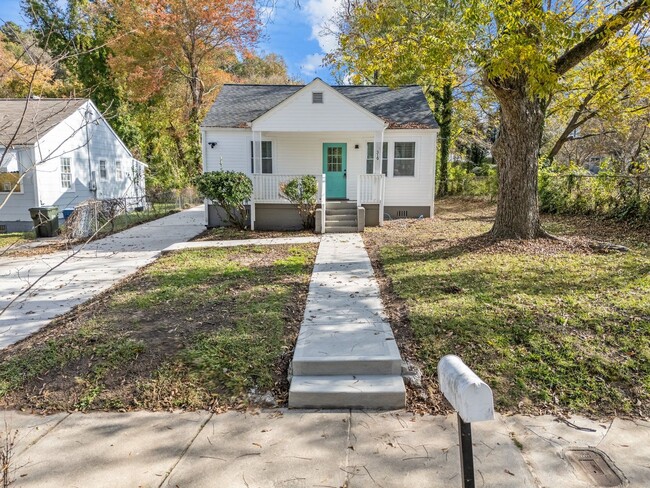 Building Photo - Freshly Renovated Adorable 2 Bedroom 1 Bat...