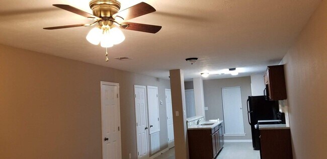 Building Photo - 903 Balcones Dr