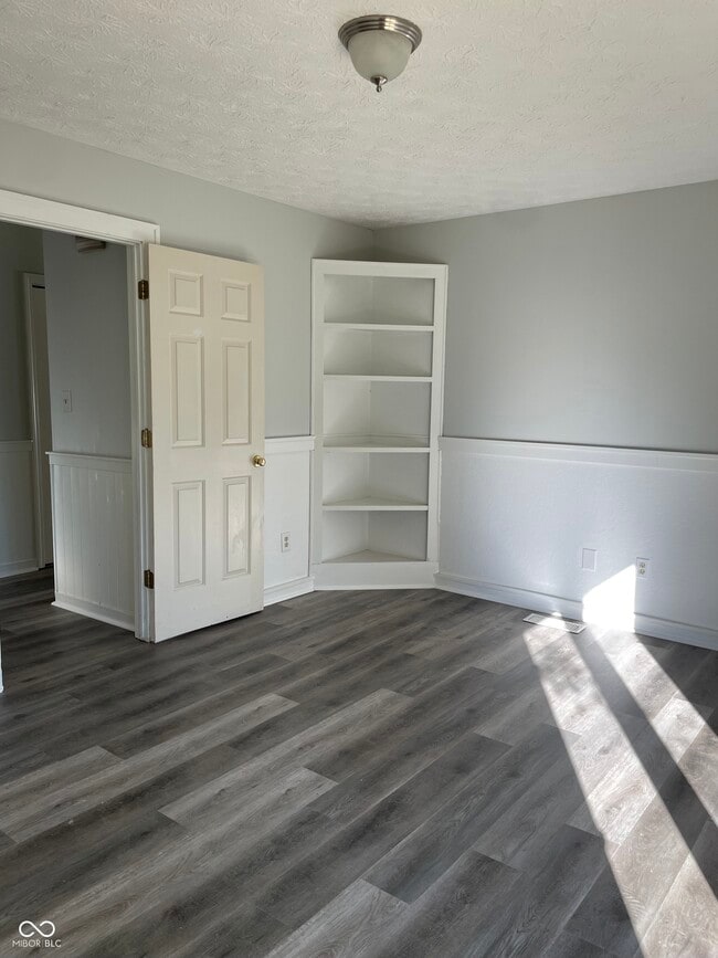 Building Photo - 975 Maple Grove Dr