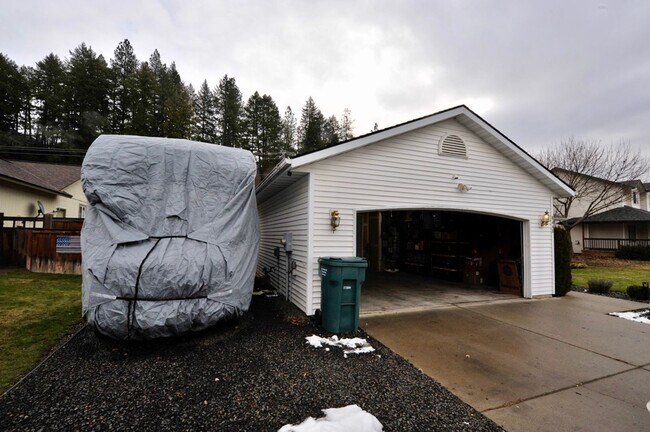 Building Photo - Hayden Rancher with RV parking