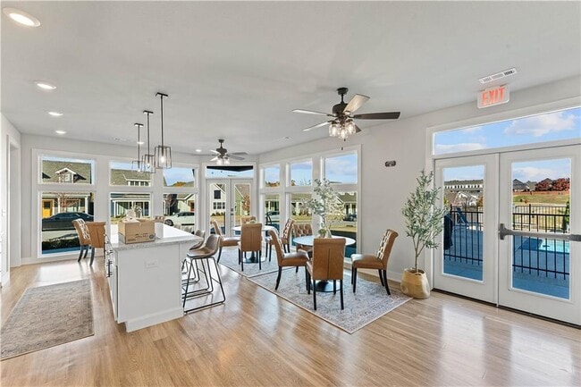 Building Photo - 913 NE Hts Ln