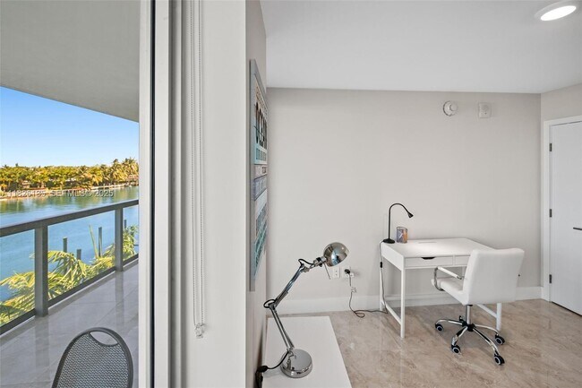 Building Photo - 9261 E Bay Harbor Dr