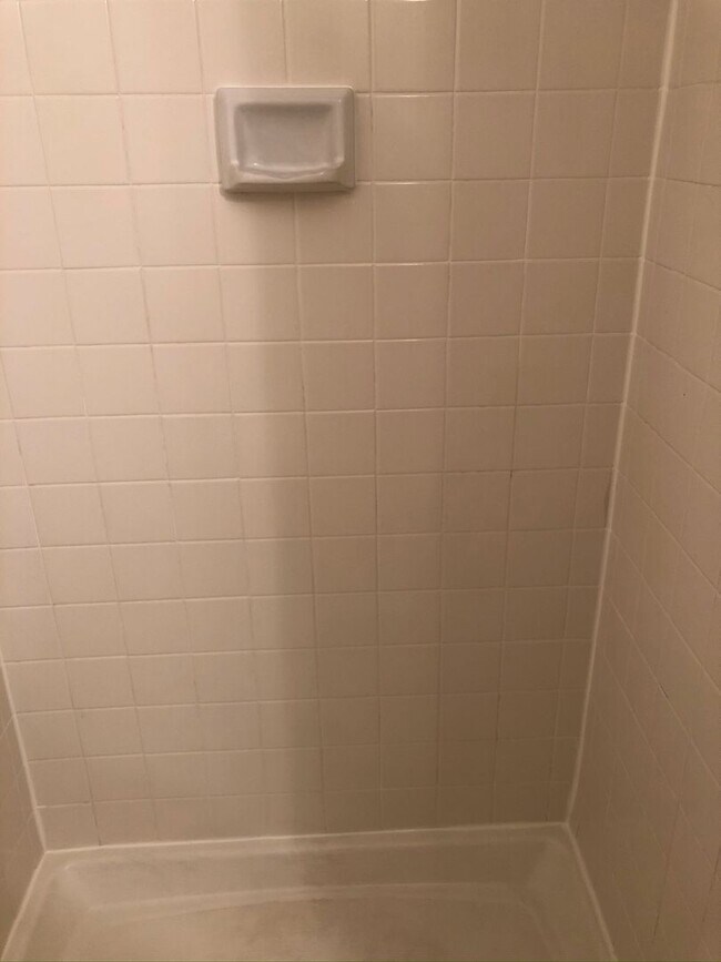 Building Photo - Spacious Townhome, Great Location!